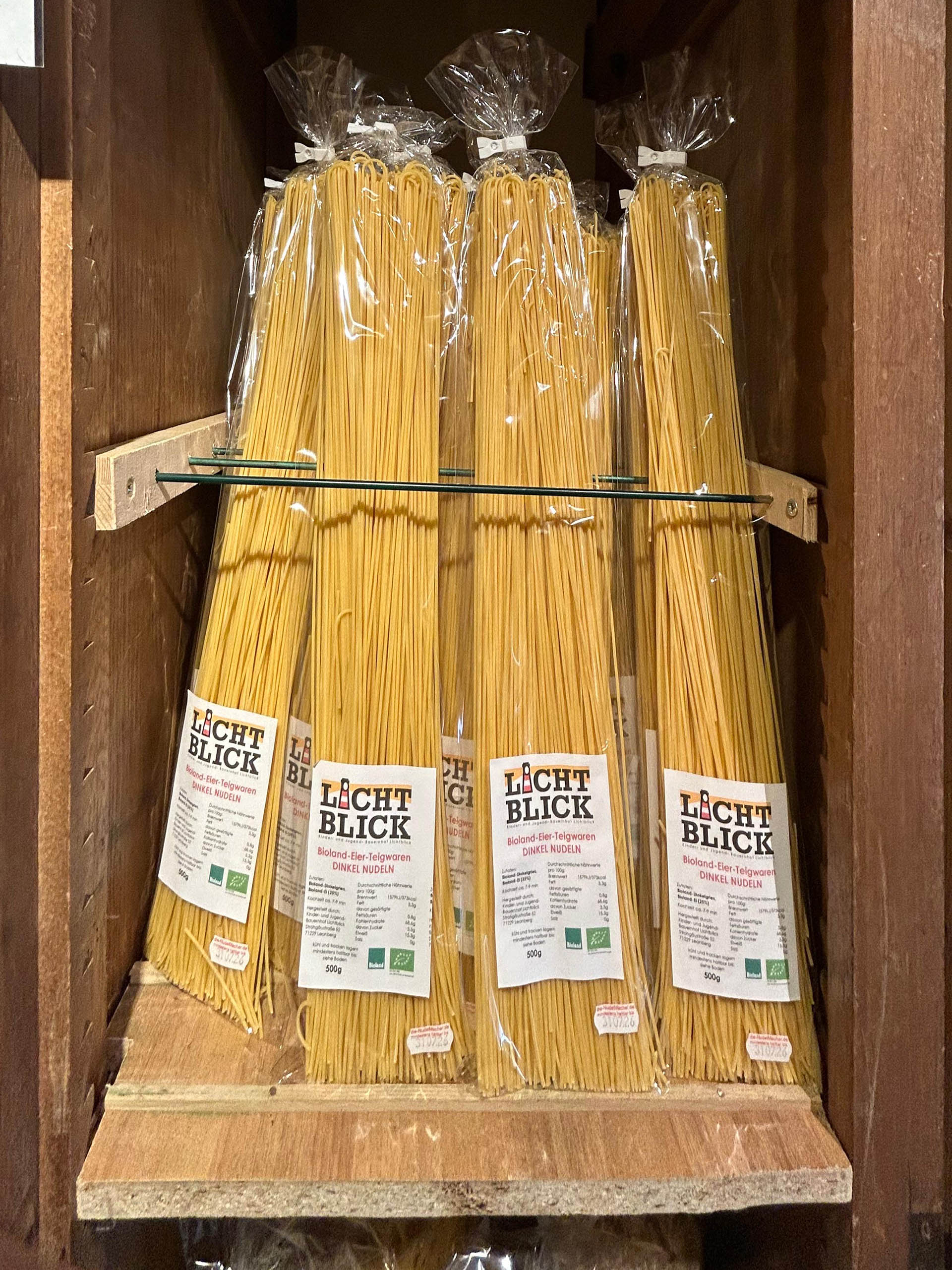 Lichtblick-Bio-Spaghetti liegen wunderschön aufgereiht in einem Holzregal